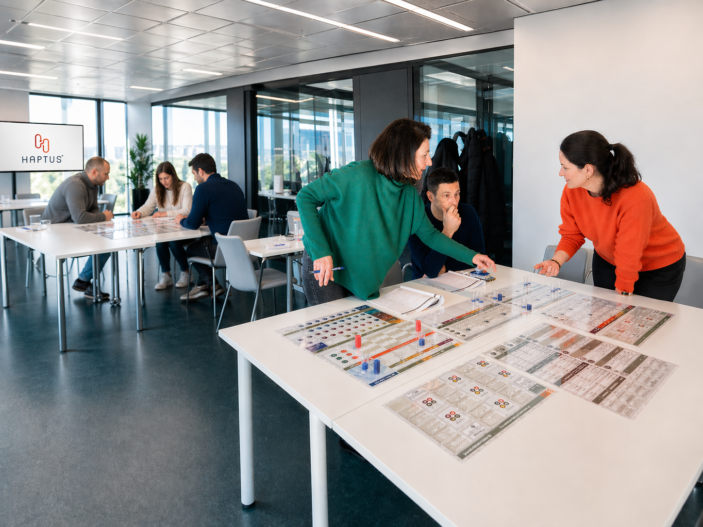 Teilnehmende arbeiten gemeinsam an einem haptischen HAPTUS-Unternehmensplanspiel