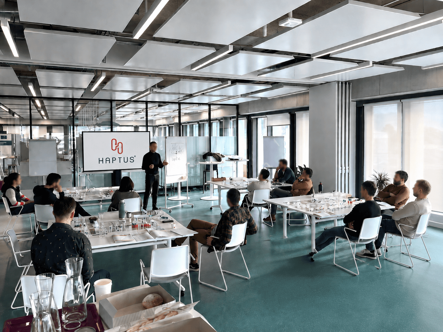 HAPTUS-Unternehmensplanspiel im Präsenzformat mit mehreren Teams und haptischen Planspielboards